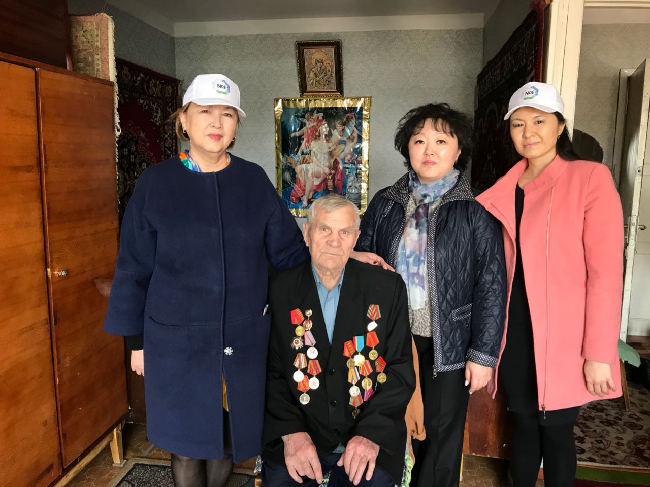 С Днем Победы поздравили ветеранов сотрудники НЦЭ